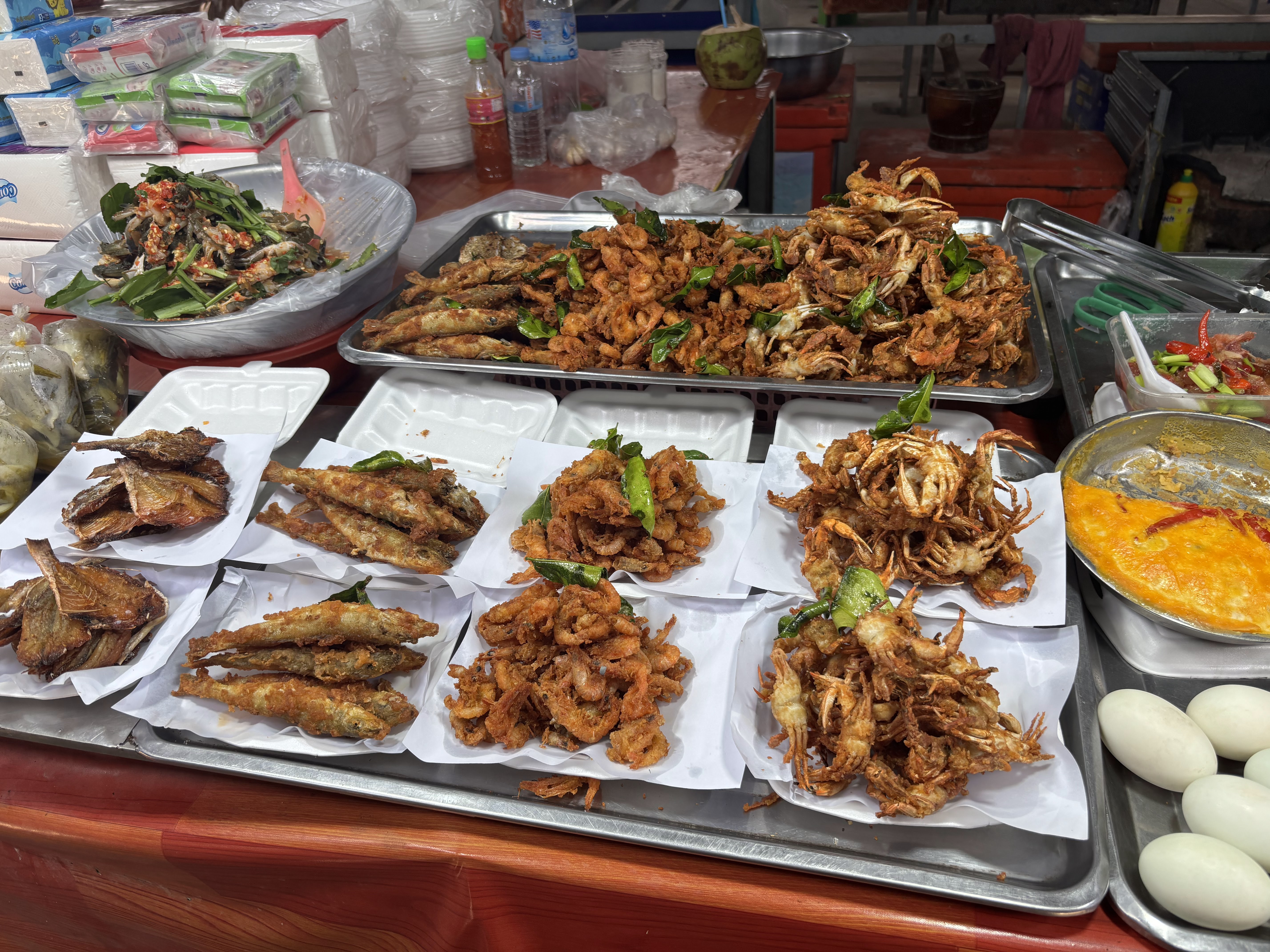 អ្នកលក់ដូរអាហារសមុទ្រនៅផ្សារ