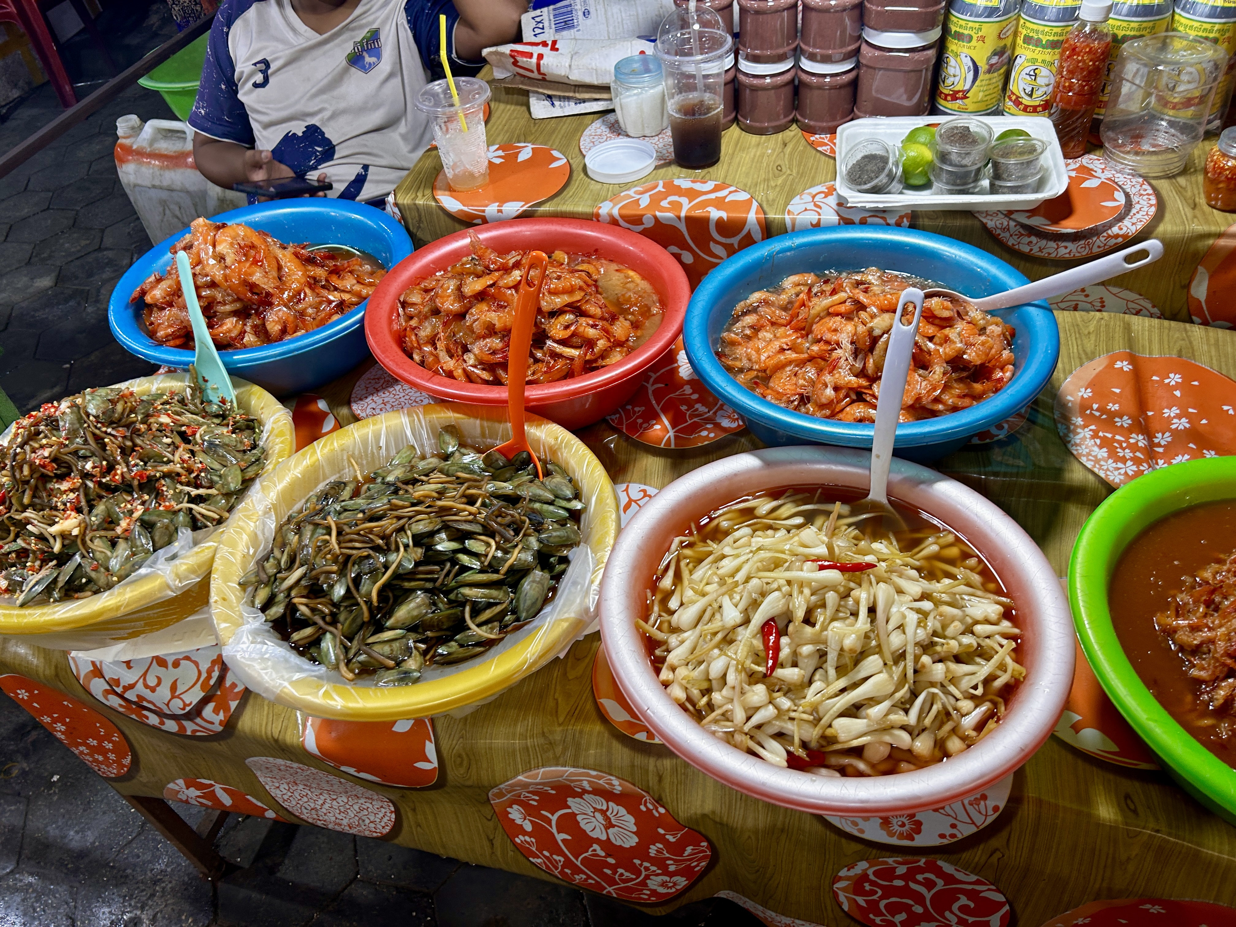 ភ្ញៀវទេសចររុករកផ្សារក្ដាម